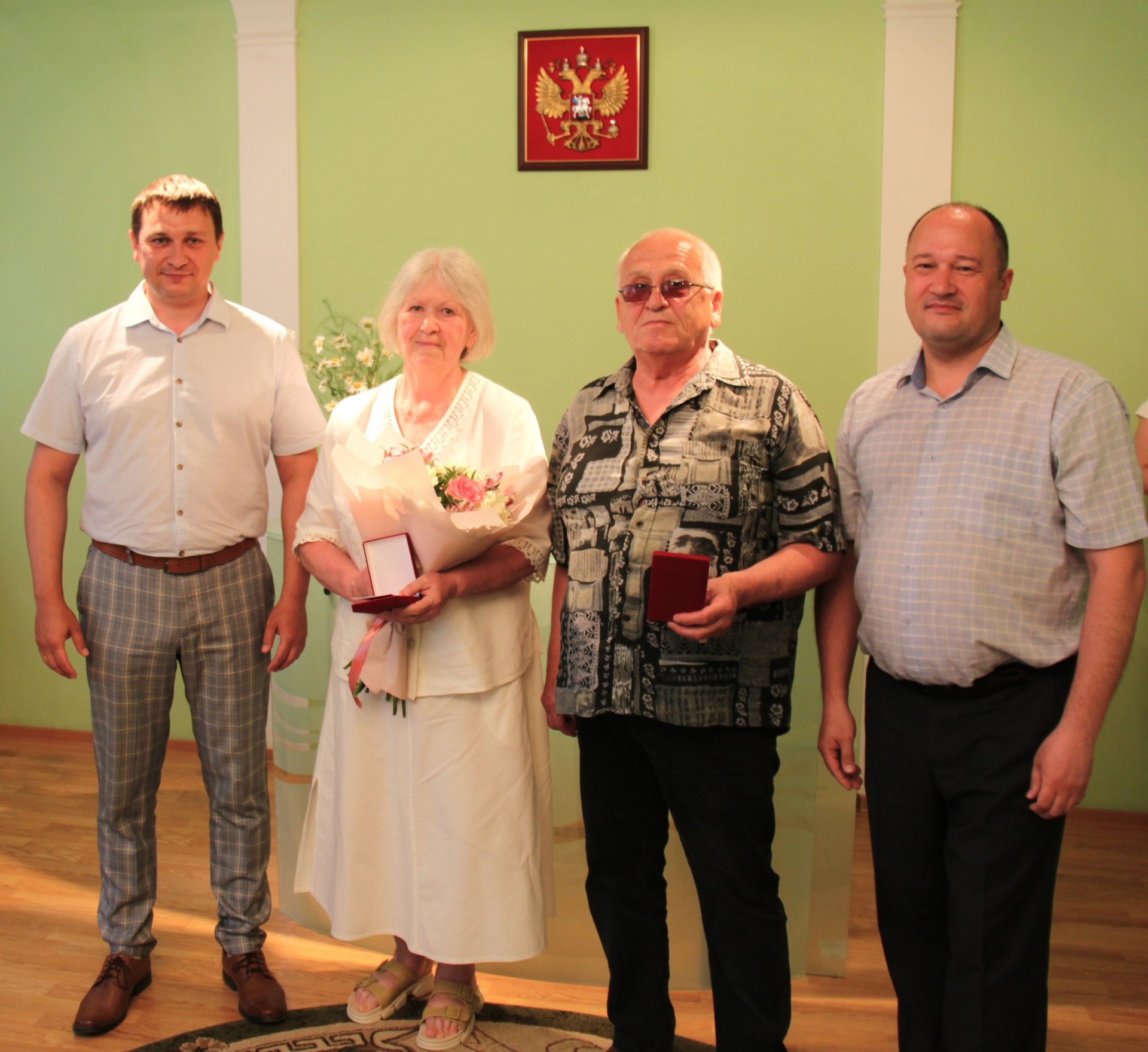 Вручение наград в День семьи, любви и верности | 09.07.2024 | Лесной -  БезФормата